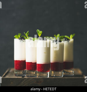 Dessert im Glas mit Brombeeren und Minze, quadratische Ernte Stockfoto