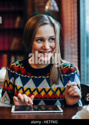 Frau in Café smilling Stockfoto