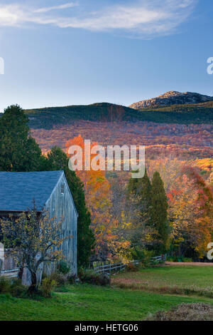 Mount Monadnock im Herbst von einer Farm in Jaffrey (New Hampshire) gesehen. Stockfoto