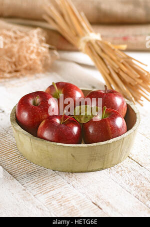 Bio rote Äpfel in Holzschale Stockfoto