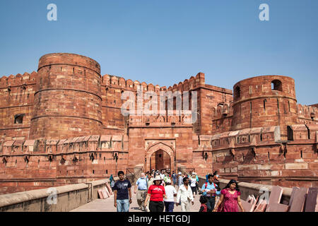 Eintritt und Menschenmenge, Agra Fort, auch bekannt als Red Fort, Agra, Uttar Pradesh, Indien Stockfoto