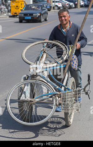 Abfall-Sammler mit Fahrrad, Yinchuan, Ningxia, China Stockfoto