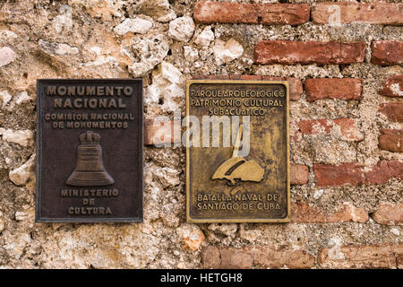 Gedenktafeln an der Wand des Castillo de San Pedro De La Roca del Morro, deklarieren seinen Status als ein Kulturdenkmal, Santiago De Cuba, Kuba Stockfoto