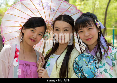 Chinesische Mädchen in Tracht, Zhongshan Park, Yinchuan, Ningxia, China Stockfoto