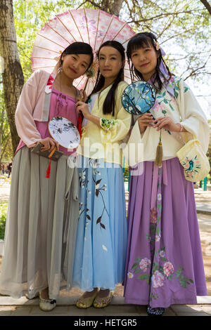 Chinesische Mädchen in Tracht, Zhongshan Park, Yinchuan, Ningxia, China Stockfoto