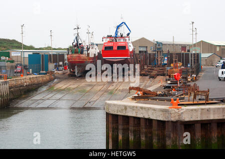 Gut getragen Angeln Trawler auf eine Slipanlage für Reparaturen Stockfoto