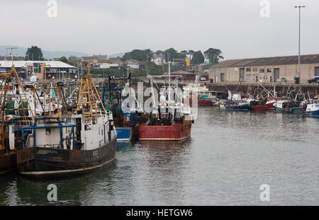 Gut getragen Fanggeräte auf Trawlern an ihren Liegeplätzen zeigen den Verschleiß eines Arbeitslebens auf hoher See Stockfoto