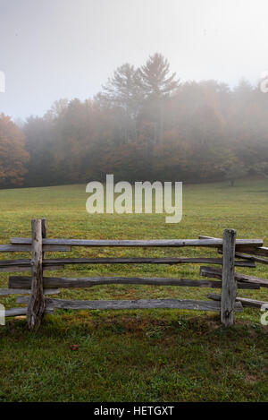 Abschnitt von Split Zaun und nebligen Gebiet entlang der Blue Ridge Parkway Stockfoto