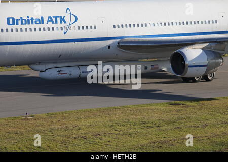 Das Orbital Stargazer ATK L-1011 Flugzeug landet bei der Cape Canaveral Air Force Station Skid Strip mit dem Orbital ATK-Pegasus-XL-Rakete und Raumschiff der NASA CYGNSS 2. Dezember 2016 in Cape Canaveral, Florida. Stockfoto