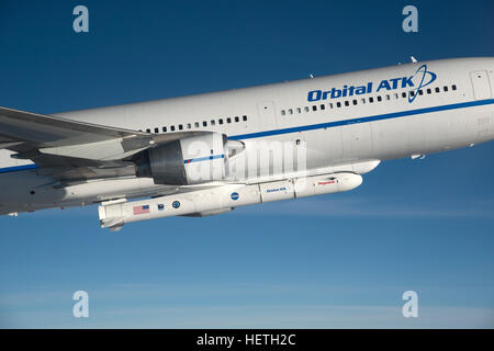 Die orbitale ATK L-1011 Stargazer Flugzeug mit Orbital ATK-Pegasus-XL-Rakete und CYGNSS der NASA-Raumsonde fliegt über den Atlantischen Ozean 15. Dezember 2016 in der Nähe von Daytona Beach, Florida. Stockfoto