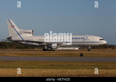 Das Orbital Stargazer ATK L-1011 Flugzeug landet bei der Cape Canaveral Air Force Station Skid Strip mit dem Orbital ATK-Pegasus-XL-Rakete und Raumschiff der NASA CYGNSS 2. Dezember 2016 in Cape Canaveral, Florida. Stockfoto