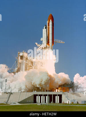 Das NASA Space Shuttle Atlantis Orbiter Fahrzeug startet vom Kennedy Space Center Komplex Startrampe 39 b für die Mission STS-27 US-Verteidigungsministerium gewidmet 2. Dezember 1988 in Merritt Island, Florida. Stockfoto