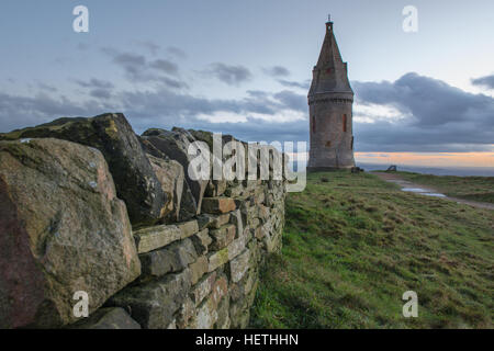 Hartshead Pike ist ein Hügel in tameside in Greater Manchester, England, und sein Name ist mit dem Denkmal auf dem Gipfel. Stockfoto