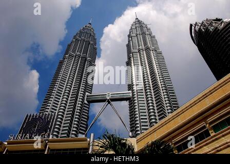 Kuala Lumpur, Malaysia - 23. Dezember 2007: 1.482 Fuß hohen 1987 Petronas Zwillingstürme mit Verbindungssteg zwischen Anschluss von Cesar Pelli entworfen * Stockfoto