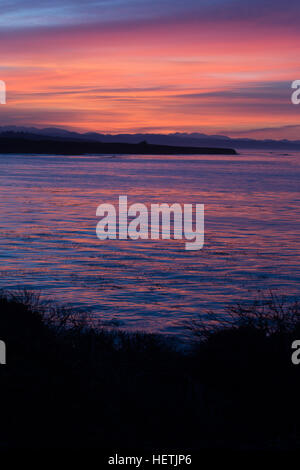 Blick nach Süden bei Sonnenaufgang entlang der kalifornischen Küste von San Simeon Anfang Dezember 2017 Stockfoto