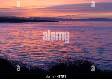 Blick nach Süden bei Sonnenaufgang entlang der kalifornischen Küste von San Simeon Anfang Dezember 2017 Stockfoto