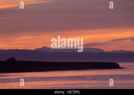 Blick nach Süden bei Sonnenaufgang entlang der kalifornischen Küste von San Simeon Anfang Dezember 2017 Stockfoto