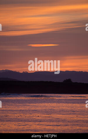 Blick nach Süden bei Sonnenaufgang entlang der kalifornischen Küste von San Simeon Anfang Dezember 2017 Stockfoto