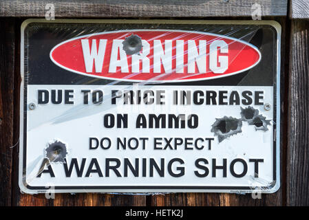 Warnschuss Schild an einer Hütte in den Adirondack Mountains of New York. Stockfoto