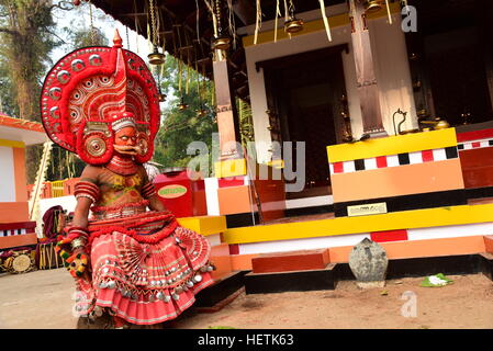THEYYAM ODER THEYYATTAM IST EINE BELIEBTE HINDUISTISCHE RITUELLE FORM DER ANBETUNG DER NORD MALABAR IM BUNDESSTAAT KERALA, INDIEN, Stockfoto