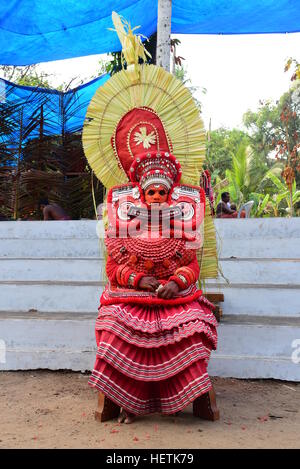 THEYYAM ODER THEYYATTAM IST EINE BELIEBTE HINDUISTISCHE RITUELLE FORM DER ANBETUNG DER NORD MALABAR IM BUNDESSTAAT KERALA, INDIEN, Stockfoto