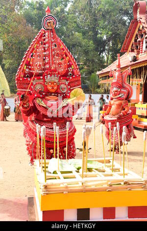 THEYYAM ODER THEYYATTAM IST EINE BELIEBTE HINDUISTISCHE RITUELLE FORM DER ANBETUNG DER NORD MALABAR IM BUNDESSTAAT KERALA, INDIEN, Stockfoto