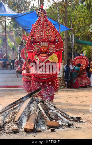 THEYYAM ODER THEYYATTAM IST EINE BELIEBTE HINDUISTISCHE RITUELLE FORM DER ANBETUNG DER NORD MALABAR IM BUNDESSTAAT KERALA, INDIEN, Stockfoto