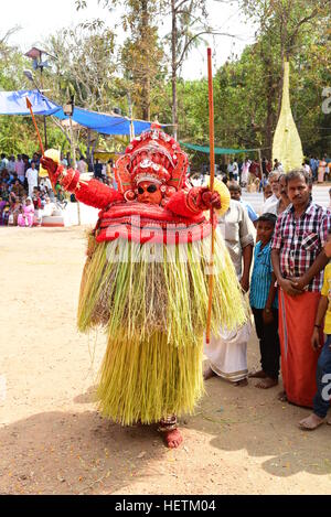 THEYYAM ODER THEYYATTAM IST EINE BELIEBTE HINDUISTISCHE RITUELLE FORM DER ANBETUNG DER NORD MALABAR IM BUNDESSTAAT KERALA, INDIEN, Stockfoto