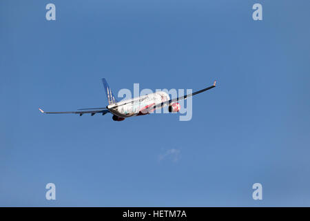 Asia Air Airbus A330-300, Verkehrsflugzeugen, nach dem Start, Perth, Western Australia. Stockfoto