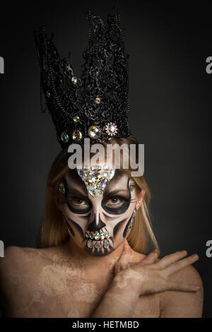 Tag der Toten schimmernden kreative Make-up in Candy-Schädel-Stil mit silbernen Perlen und gotische Krone Stockfoto