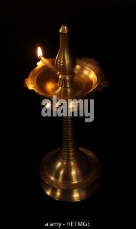 Indische traditionelle Öllampe mit Flamme Stockfoto