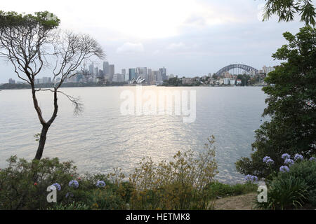 Blick auf die Sydney Opera House und CBD vom Cremorne Point Vorland Weg auf Sydneys Lower North Shore. Stockfoto