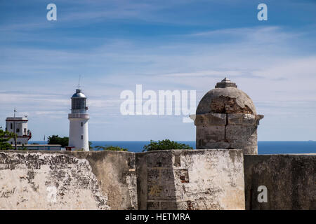 Leuchtturm angesehen vom Castillo de San Pedro De La Roca del Morro, Santiago De Cuba, Kuba Stockfoto