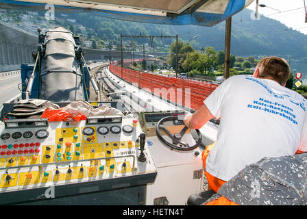 Bissone, Schweiz - 16. September 2007: Arbeiter und Fahrzeuge beim Fräsen Straße von der Autobahn in Bissone, Schweiz Stockfoto