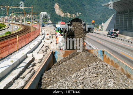 Bissone, Schweiz - 16. September 2007: Arbeiter und Fahrzeuge beim Fräsen Straße von der Autobahn in Bissone, Schweiz Stockfoto