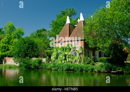 Oast House am Ufer des Flusses Medway, Yalding, Kent Stockfoto