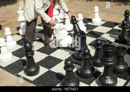 Detail der Männer, die gigantische Schach im Freien an einem sonnigen Tag. Stockfoto