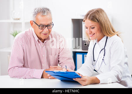 Arzt und Patient im Krankenwagen. Stockfoto