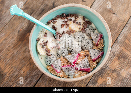 Gesundes Frühstück - Joghurt mit Pitaya und Kakao Stockfoto