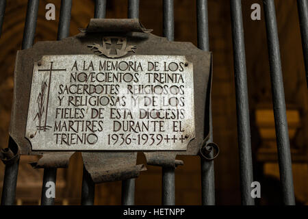 Detail der Gedenktafel in Erinnerung an Priester, Mönche und damit verbundenen religiösen Menschen getötet während des spanischen Bürgerkriegs in Spanien (1936-1939). Stockfoto