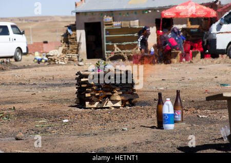 Ein flammender Mesa Opfer zu der Pachamama, Mutter Erde Gottheit außerhalb La Paz, Bolivien Stockfoto