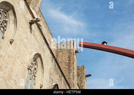 Kathedrale Santa Maria del Mar (Marienkirche) in Barcelona, Spanien. Es ist eine katalanische gotische Kirche, gebaut im Jahre 1329-1383. Und den Kessel aus der "Fos Stockfoto