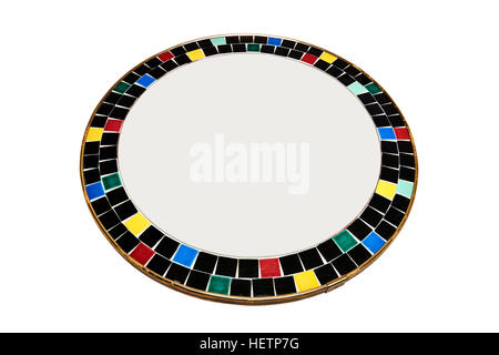 Ein runder Spiegel umgeben von Keramiken aus Marokko. zeigen Sie in Sicht an. Stockfoto