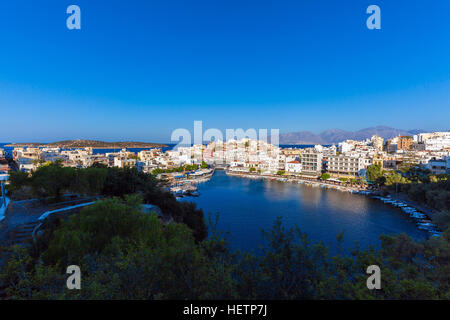 AGIOS NIKOLAOS, Kreta - 1. August 2012: Luftaufnahme von der viel befahrenen touristischen Leben am Ufer des Sees Überlieferung Stockfoto