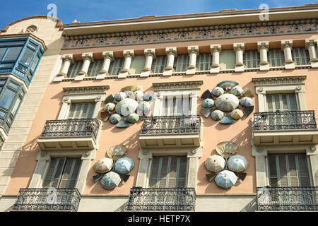 Fassade des Hauses der Schirme (Casa Bruno Cuadros) befindet sich in Las Ramblas von Barcelona, Katalonien, Spanien. Stockfoto