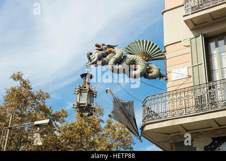 Statue des Drachen am Haus der Schirme (Casa Bruno Cuadros) befindet sich in Las Ramblas von Barcelona, Katalonien, Spanien. Stockfoto