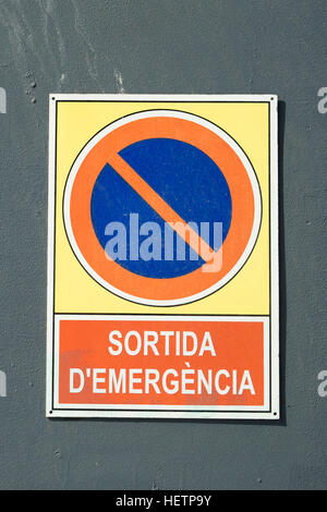 Detail der Notausgang Schild, auf Katalanisch geschrieben: "Sortida d'emergencia", die Sprache von Katalonien und in der Regel gesprochenen in Barcelona. Stockfoto