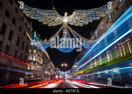 LONDON, UK - 20. Dezember 2016: Ein Blick auf die wunderschöne Weihnachtsbeleuchtung in der Regent Street, London und am 20. Dezember 2016. Stockfoto