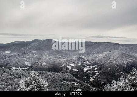 Fast eine schwarze und weiße Naturlandschaft von den schneebedeckten Bergen zwischen Tuscany und Emilia-Romagna. Stockfoto