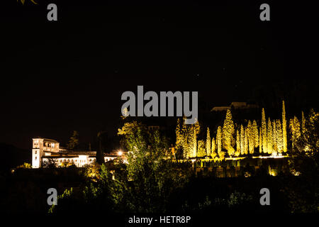 Alhambra Generalife Palast und seine Gärten, die nachts beleuchtet Stockfoto